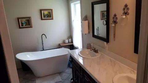 Bath - 6964 E Center St, Okeechobee, FL 34974 photo 2 of 3