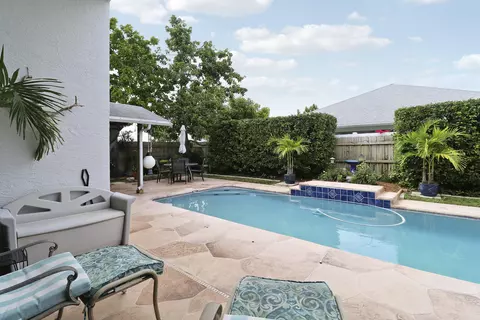 Exterior - 6275 Lucerne St, Jupiter, FL 33458 photo 6 of 9