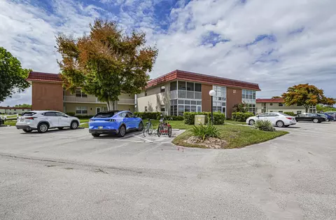 27 Pine Arbor Ln #205, Vero Beach, FL 32962