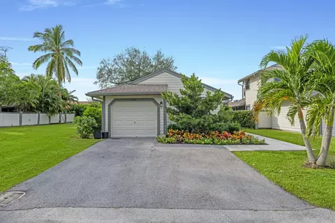 2474 Bedford Mews Dr, Wellington, FL 33414