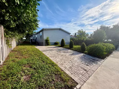 755 Ridgewood Dr, West Palm Beach, FL 33405