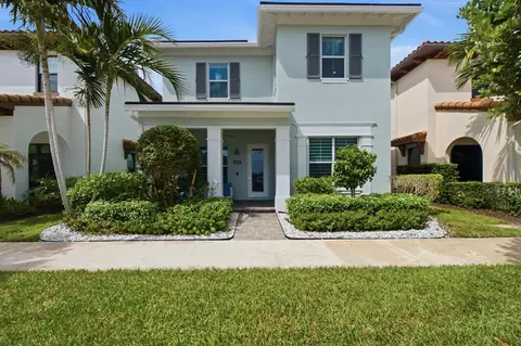8015 Hobbes Way, Palm Beach Gardens, FL 33418