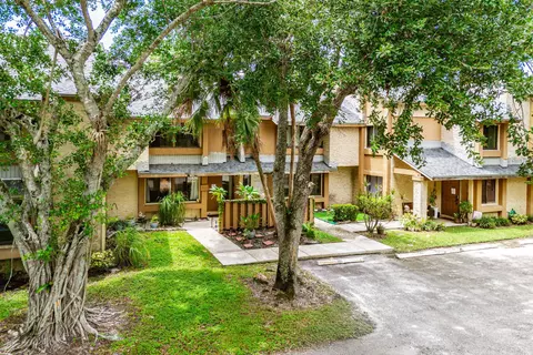 209 Wimbledon Lakes Dr, Plantation, FL 33324