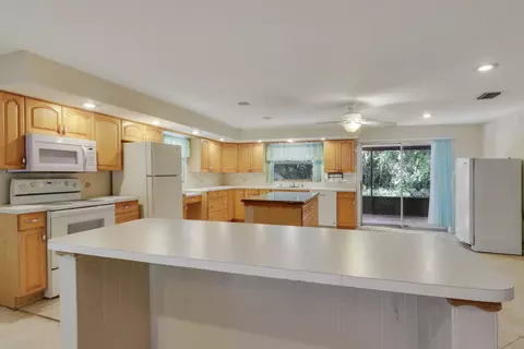 Kitchen - 142 2nd St, Jupiter, FL 33458 photo 4 of 9