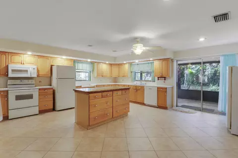 Kitchen - 142 2nd St, Jupiter, FL 33458 photo 5 of 9