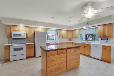 Kitchen - 142 2nd St, Jupiter, FL 33458 photo 9 of 9