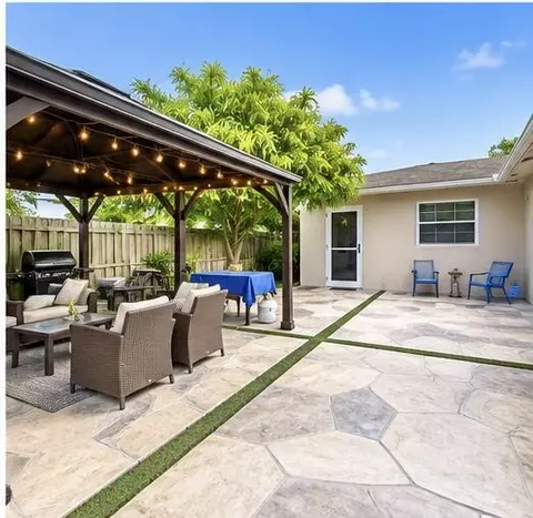 Exterior - 7526 SW 8th St, North Lauderdale, FL 33068 photo 2 of 5