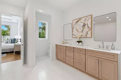 Bath - 192 River Dr, Tequesta, FL 33469 photo 3 of 6