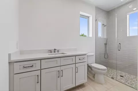 Bath - 192 River Dr, Tequesta, FL 33469 photo 6 of 6