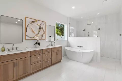 Bath - 192 River Dr, Tequesta, FL 33469 photo 2 of 6