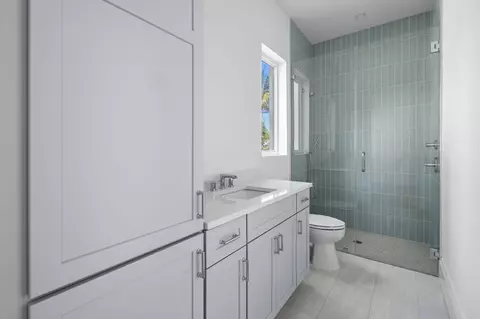 Bath - 192 River Dr, Tequesta, FL 33469 photo 4 of 6