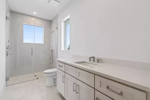 Bath - 192 River Dr, Tequesta, FL 33469 photo 5 of 6