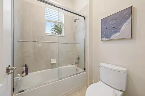 Bath - 148 Behring Way, Jupiter, FL 33458 photo 4 of 5