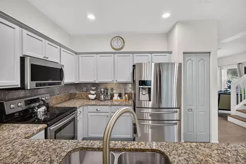 Kitchen - 140 SW Otter Run Pl, Stuart, FL 34997 photo 4 of 5