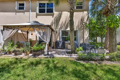 Exterior - 140 SW Otter Run Pl, Stuart, FL 34997 photo 4 of 11