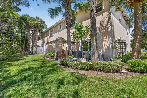 Exterior - 140 SW Otter Run Pl, Stuart, FL 34997 photo 7 of 11