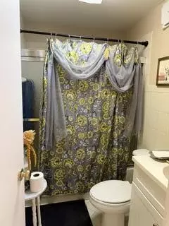 Bath - 3582 W 2nd Ave, Hialeah, FL 33012 photo 1 of 2