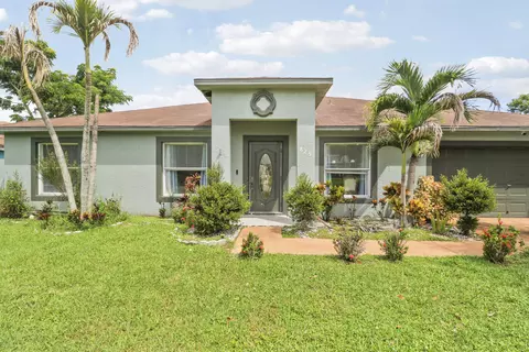 825 SE Cavern Ave, Port Saint Lucie, FL 34983