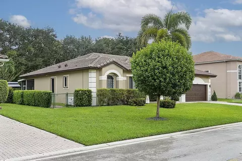 5734 NW 50th Dr, Coral Springs, FL 33067