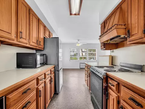 Kitchen - 702 S Riverside Dr, Pompano Beach, FL 33062 photo 2 of 5