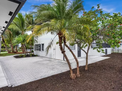 Exterior - 702 S Riverside Dr, Pompano Beach, FL 33062 photo 5 of 9