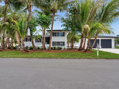 Exterior - 702 S Riverside Dr, Pompano Beach, FL 33062 photo 2 of 9