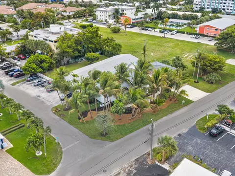 View/Area - 702 S Riverside Dr, Pompano Beach, FL 33062 photo 4 of 10