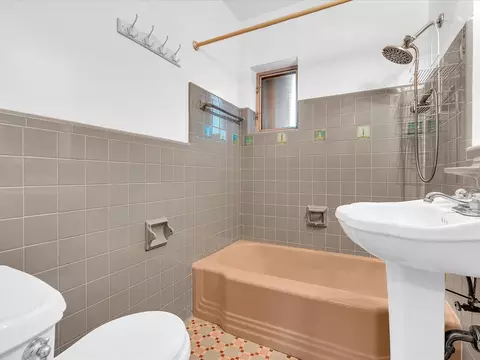 Bath - 702 S Riverside Dr, Pompano Beach, FL 33062 photo 6 of 8