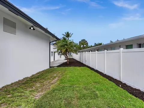 Exterior - 702 S Riverside Dr, Pompano Beach, FL 33062 photo 7 of 9