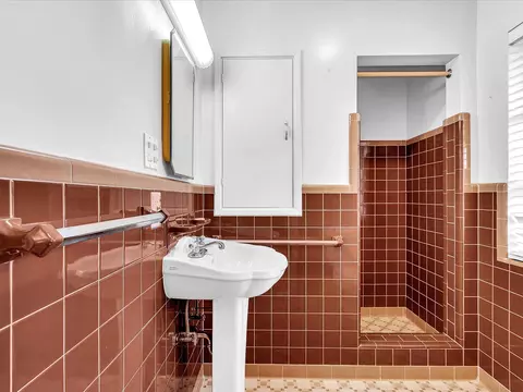 Bath - 702 S Riverside Dr, Pompano Beach, FL 33062 photo 1 of 8