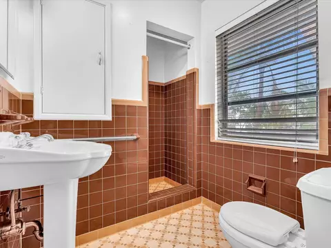 Bath - 702 S Riverside Dr, Pompano Beach, FL 33062 photo 2 of 8