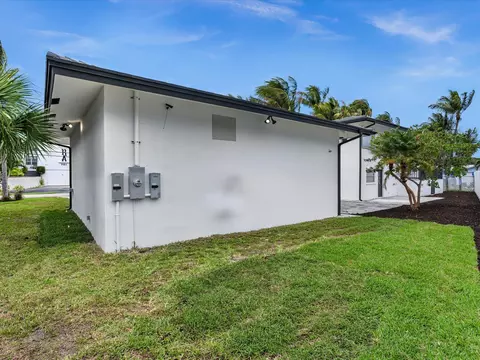 Exterior - 702 S Riverside Dr, Pompano Beach, FL 33062 photo 6 of 9