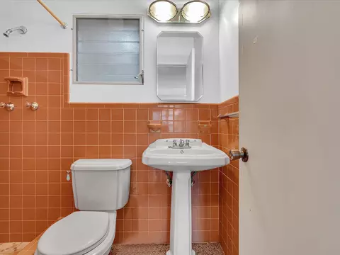 Bath - 702 S Riverside Dr, Pompano Beach, FL 33062 photo 3 of 8