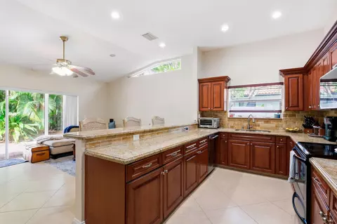 Kitchen - 435 Mohawk Ln, Boca Raton, FL 33487 photo 1 of 4