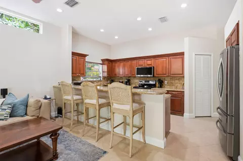 Kitchen - 435 Mohawk Ln, Boca Raton, FL 33487 photo 4 of 4