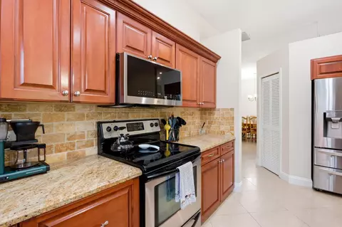 Kitchen - 435 Mohawk Ln, Boca Raton, FL 33487 photo 3 of 4