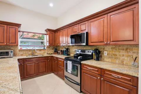 Kitchen - 435 Mohawk Ln, Boca Raton, FL 33487 photo 2 of 4