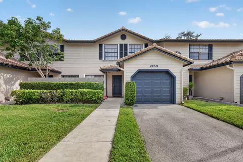 9189 Vineyard Lake Dr, Plantation, FL 33324
