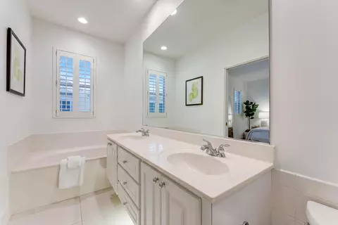 Bath - 3049 E Community Dr, Jupiter, FL 33458 photo 4 of 5