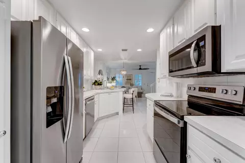 Kitchen - 3049 E Community Dr, Jupiter, FL 33458 photo 2 of 2