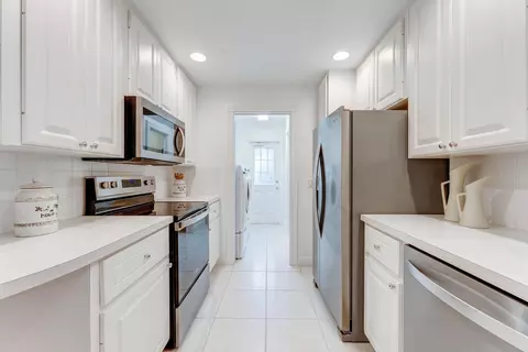 Kitchen - 3049 E Community Dr, Jupiter, FL 33458 photo 1 of 2