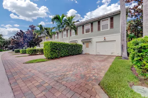 Exterior - 3049 E Community Dr, Jupiter, FL 33458 photo 4 of 4