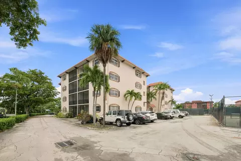 610 Tennis Club Dr #305, Fort Lauderdale, FL 33311