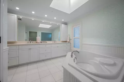 Bath - 200 Birkdale Ln, Jupiter, FL 33458 photo 4 of 7