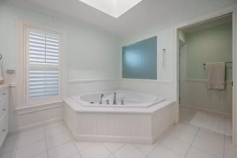 Bath - 200 Birkdale Ln, Jupiter, FL 33458 photo 2 of 7