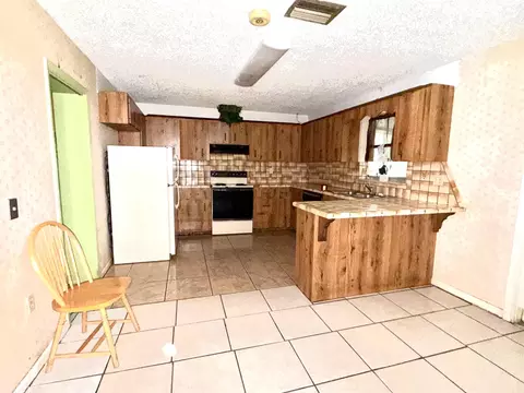 Kitchen - 275 SE 16th Ave, Okeechobee, FL 34974 photo 1 of 2