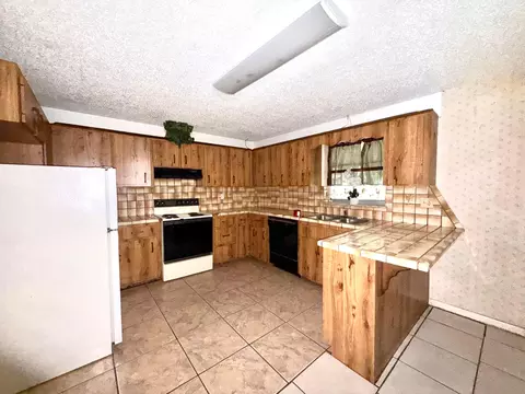 Kitchen - 275 SE 16th Ave, Okeechobee, FL 34974 photo 2 of 2