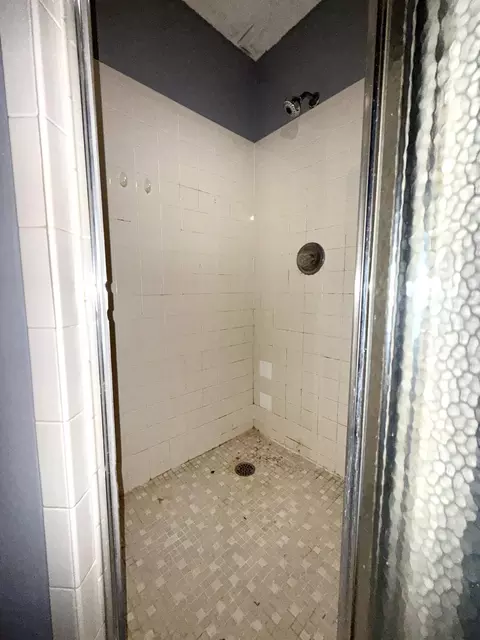 Bath - 275 SE 16th Ave, Okeechobee, FL 34974 photo 3 of 3