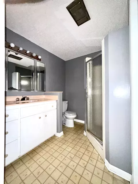 Bath - 275 SE 16th Ave, Okeechobee, FL 34974 photo 2 of 3