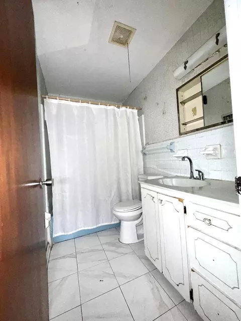 Bath - 275 SE 16th Ave, Okeechobee, FL 34974 photo 1 of 3